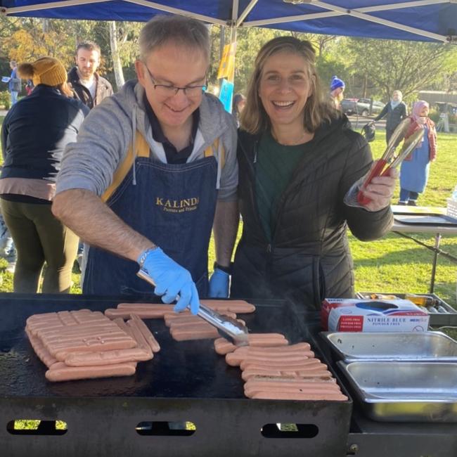 Kalinda Primary School parents Evan Badlee and Jacinta Toomey helped sell about 1000 democracy sausages on federal election day. Picture: Supplied