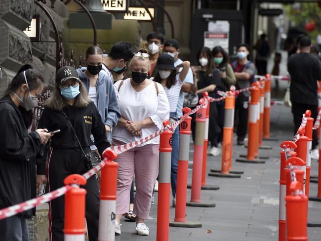 MELBOURNE, AUSTRALIA - NewsWire Photos JANUARY 7, 2022: People queue for Covid tests at the Melbourne Town Hall. Picture: NCA NewsWire / Andrew Henshaw