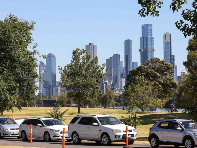 MELBOURNE, AUSTRALIA - NewsWire Photos 30 DECEMBER 2021 : Cars line up for covid testing at Albert Park. Picture : NCA NewsWire / Ian Currie