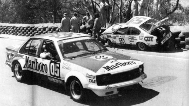 Peter Brock passes the damaged Gemini of Geoff Wade and Gary Rowe to win the 1980 Bathurst 1000.