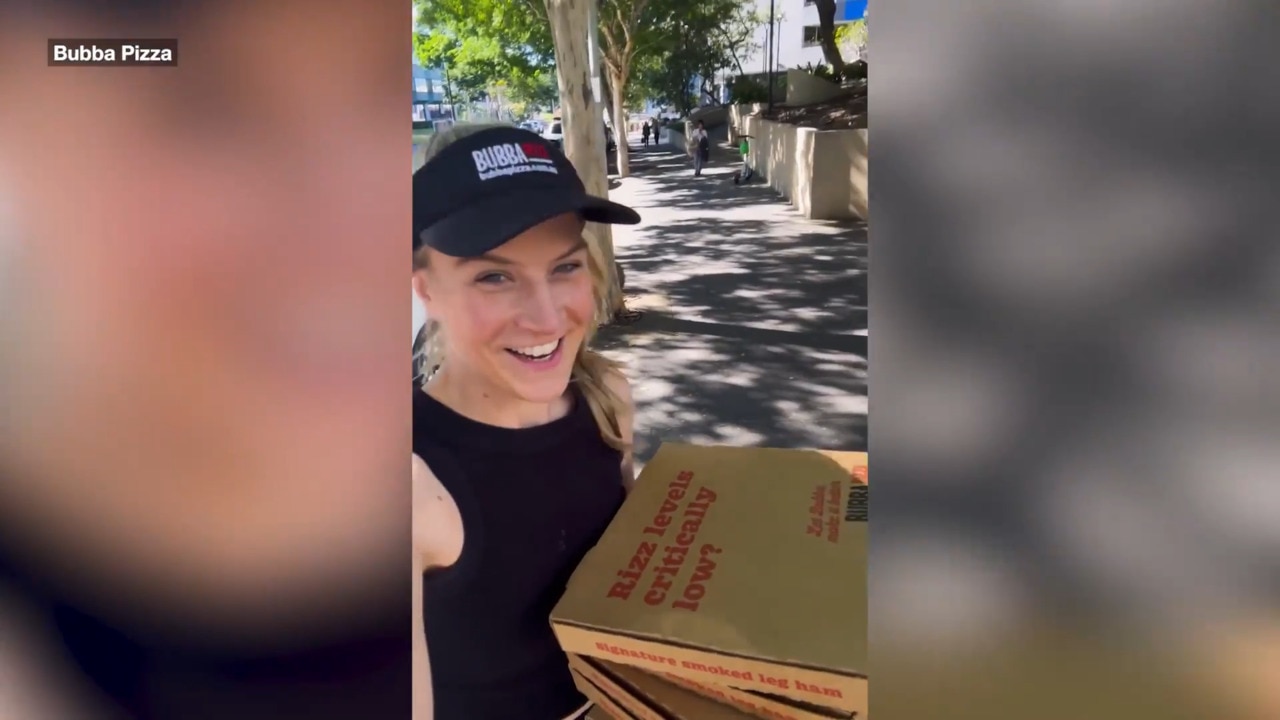 "Delivery flyer" hands over pizza to friends