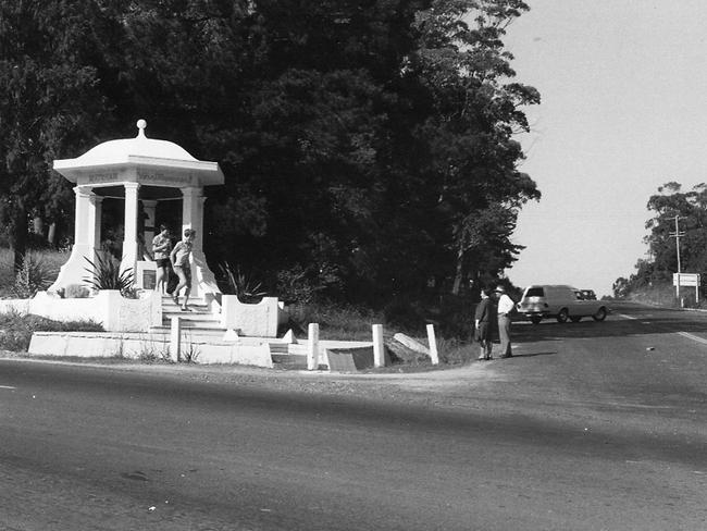 The memorial was originally located on the corner of Terrigal Drive and Entrance Road, Erina. Central Coast Council Library/Gostalgia.