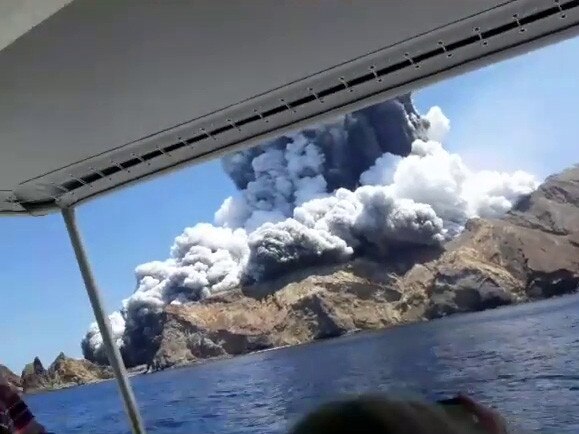 The White Island volcano erupting. Picture: @allessandrokauffmann/Allessandro Kauffmann on Instagram