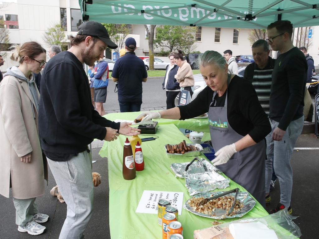 A sausage sizzle at the East Melbourne polling venue. Picture: NCA NewsWire / David Crosling