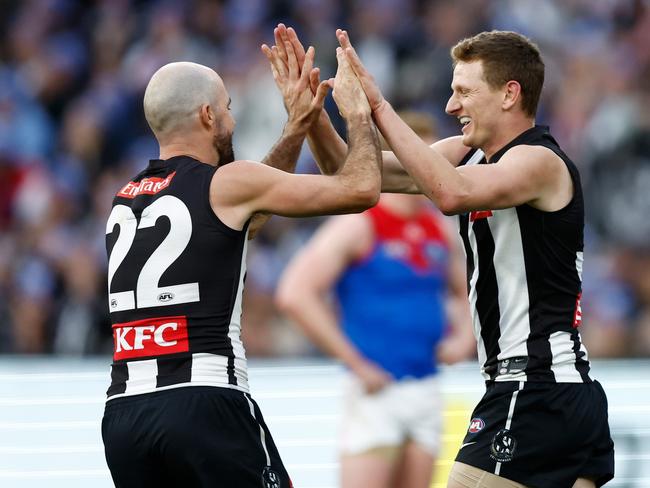 MELBOURNE, AUSTRALIA - JUNE 10: Steele Sidebottom (left) and Will Hoskin-Elliott of the Magpies celebrate during the 2024 AFL Round 13 match between the Collingwood Magpies and the Melbourne Demons at The Melbourne Cricket Ground on June 10, 2024 in Melbourne, Australia. (Photo by Michael Willson/AFL Photos via Getty Images)