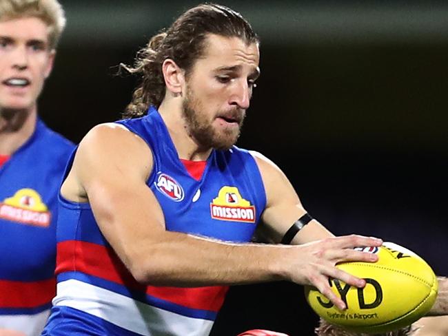 Marcus Bontempelli of the Bulldogs controls the ball during the Round 4 AFL match between Sydney Swans and Western Bulldogs at the SCG in Sydney, Thursday June 25, 2020. (AAP Image/Brendon Thorne) NO ARCHIVING, EDITORIAL USE ONLY