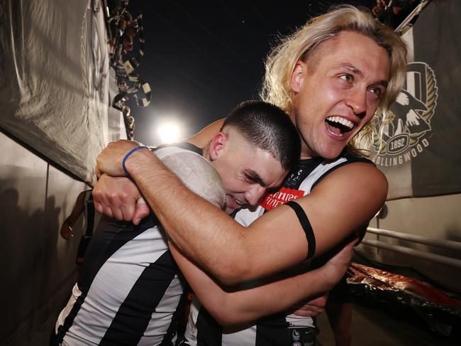 MELBOURNE, AUSTRALIA - September 22, 2023. AFL .   Darcy Moore hugs Brayden Maynard as they walk down the race after the 1st preliminary final between Collingwood and the Greater Western Sydney Giants at the MCG in Melbourne, Australia..   Photo by Michael Klein.