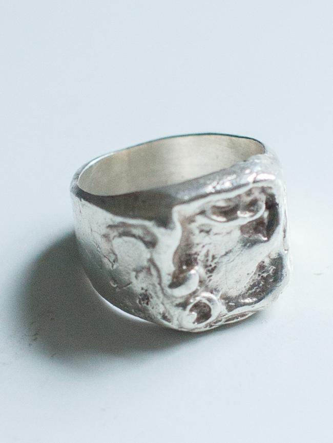 What design do you see in this ring?