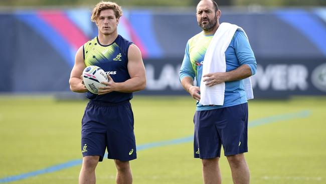 Australia's flanker Michael Hooper (L) and forwards coach Mario Ledesma attend a training session on September 25, 2015 at Bath University in Bath, two days ahead of their Rugby World Cup 2015 match against Uruguay. AFP PHOTO / MARTIN BUREAU RESTRICTED TO EDITORIAL USE