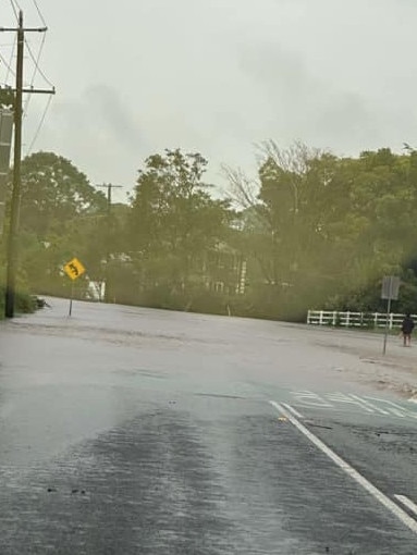 Flooding on Guineas Creek Rd in Currumbin Waters. Photo: Melissa Hodge/Facebook