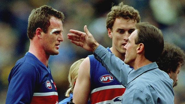 Wallace speaks with Bulldogs great Chris Grant in 2001.