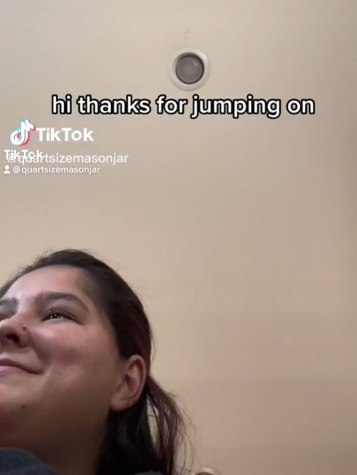 The employee is seen smiling when she first jumps on the call with her manager. Picture: quartsizemasonjar/TikTok