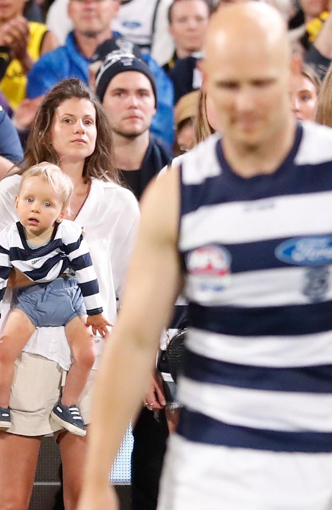 Gary Ablett of the Cats walks to his lap of honour as wife Jordan and son Levi look on. Picture: Michael Willson/AFL Photos via Getty Images)