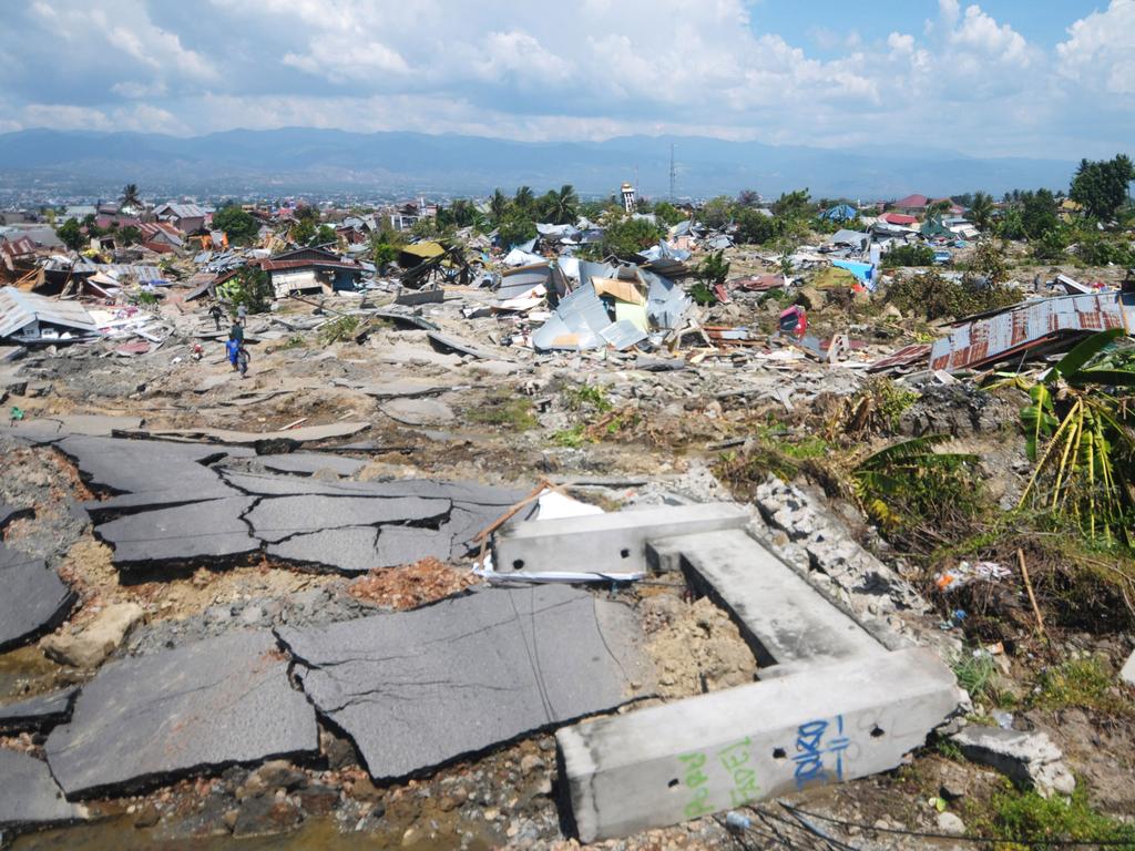 Indonesia Earthquake Tsunami Victims Buried In Mass Graves As Death Toll Rises Herald Sun