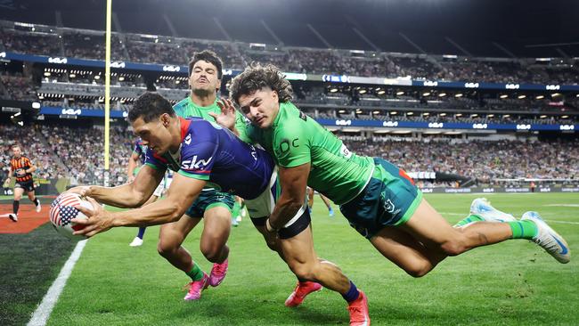 Roger Tuivasa-Sheck scores for Warriors against Canberra in Las Vegas season opener. Picture: Getty Images