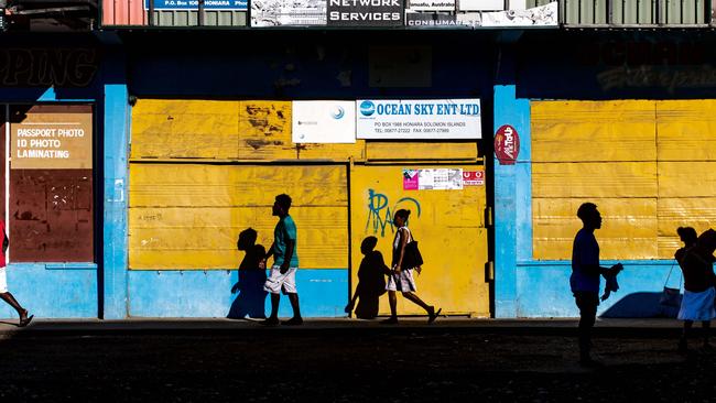 EMBARGO FOR TWAM 14 DEC 2019NO REUSE WITHOUT PERMISSION FEE APPLIESEarly morning on Honiara street Solomon Islands  Pic : Sean Davey