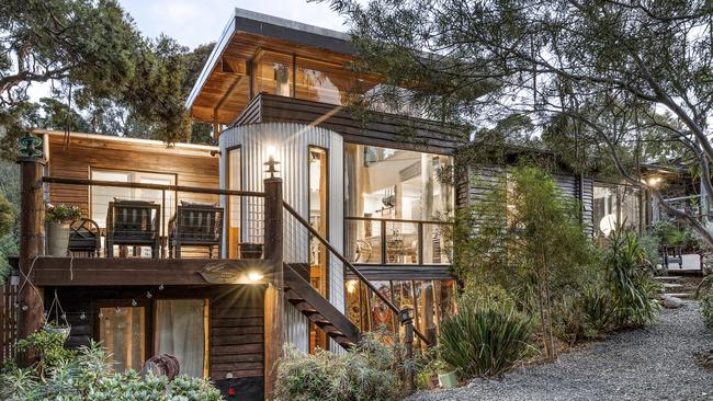 A modern “treehouse” in Eltham snared a strong result after passing in under the hammer.