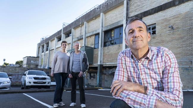 The former Balmain Leagues Club could become a ‘dive site’ for the Western Harbour Tunnel. Unhappy residents David Anderson (front) Robyn Steele and Mick Steele. (AAP IMAGE/Matthew Vasilescu)