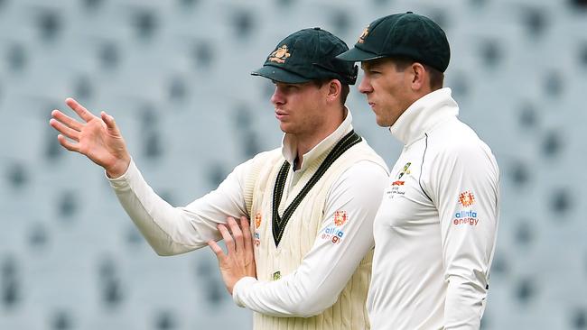 Steve Smith speaks with captain Tim Paine. (Photo by William WEST / AFP)