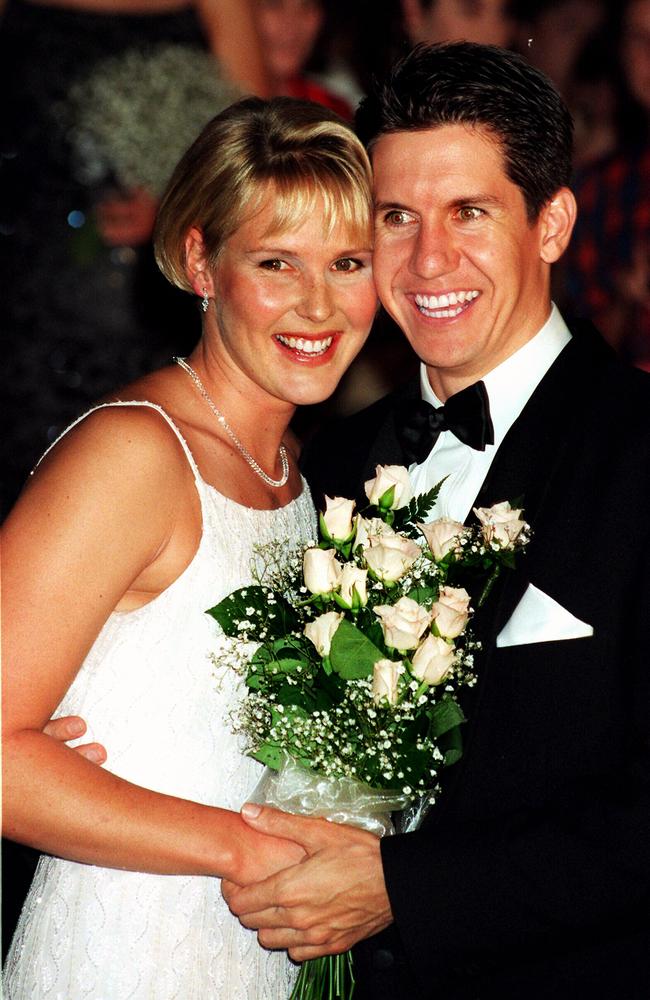 Susie O'Neill marries Dr Cliff Fairley in October 1998.