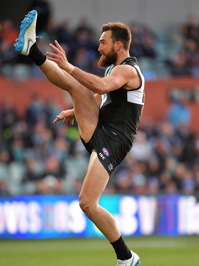 Charlie Dixon of the Power lines up for goal. Picture: Daniel Kalisz/Getty Images