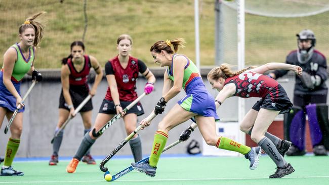 OHA's Sarah McCambridge attacks goal as Diamondbacks Kara Gill defends. Picture Eddie Safarik