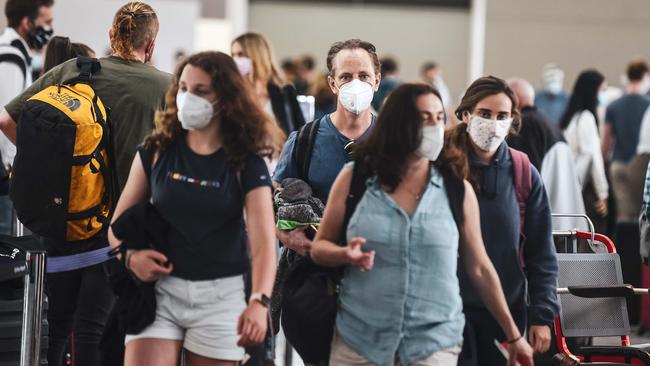 There has been a notable increase in Sydneysiders wearing masks. Picture: NCA NewsWire/Flavio Brancaleone