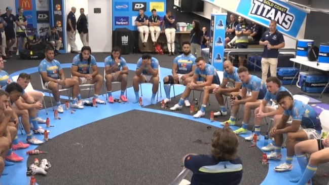 Des Hasler speaks to the Titans players.