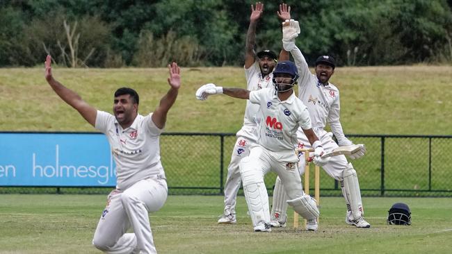 Moorabbin bowler Renaldi Dias appeals on Saturday. Picture: Valeriu Campan