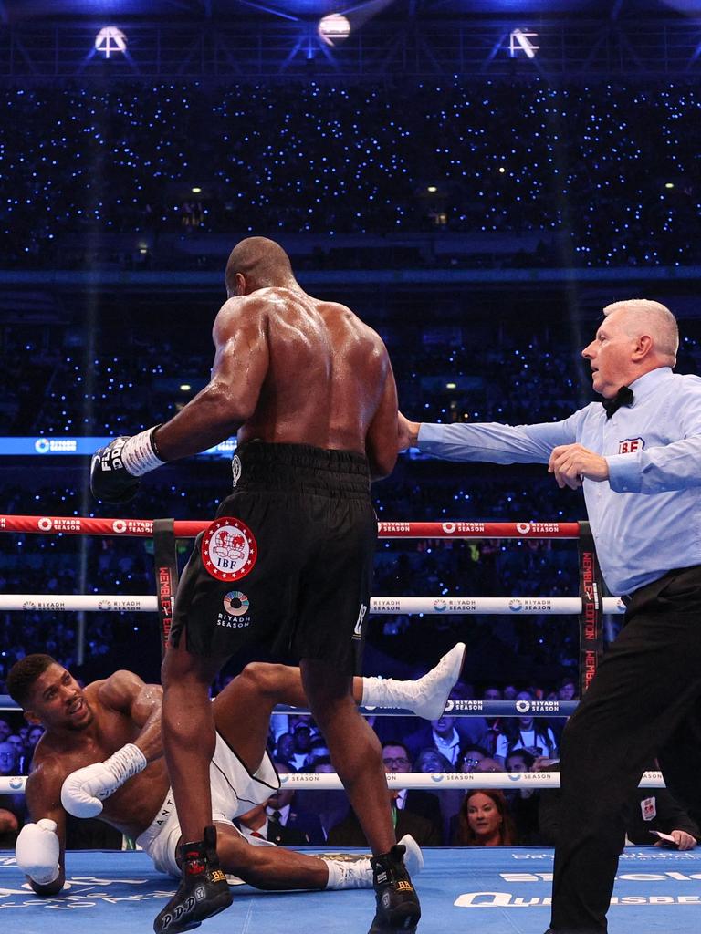 The referee was the only thing saving Anthony Joshua in the early rounds. Photo by Adrian Dennis / AFP.