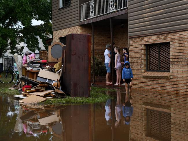 Cyclone Debbie: Death toll rises, Rockhampton flood watch as people ...