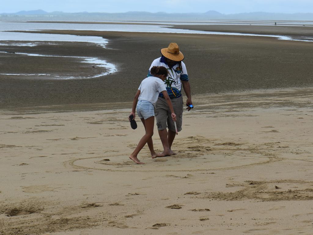 Starrett Veavea and Chloe Yasserie marking a circle for a thong-throwing competition at the Mackay & District South Sea islander Association's 2022 Australia Day Celebrations in Quota Park. Picture: Lillian Watkins