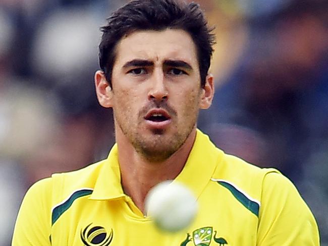 Australia's Mitchell Starc receives the ball while bowling during the ICC Champions trophy cricket match between Australia and New Zealand at Edgbaston in Birmingham, central England on June 2, 2017. / AFP PHOTO / PAUL ELLIS / RESTRICTED TO EDITORIAL USE