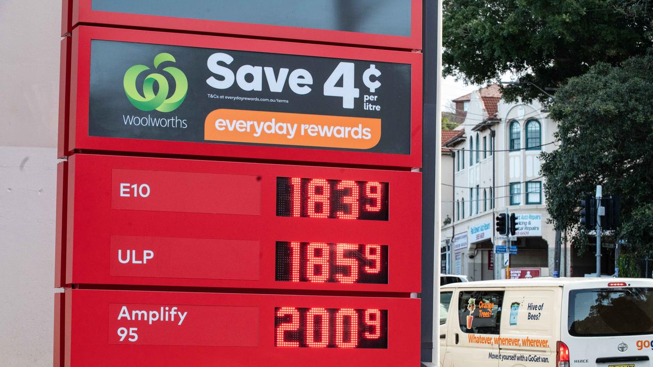 Fuel prices will rise towards Christmas. Photo: NCA NewsWire / Flavio Brancaleone