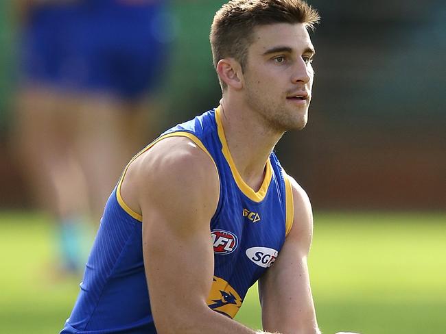 PERTH, AUSTRALIA - JUNE 18:  Elliot Yeo handballs during a West Coast Eagles AFL training session at Subiaco Oval on June 18, 2018 in Perth, Australia.  (Photo by Paul Kane/Getty Images)