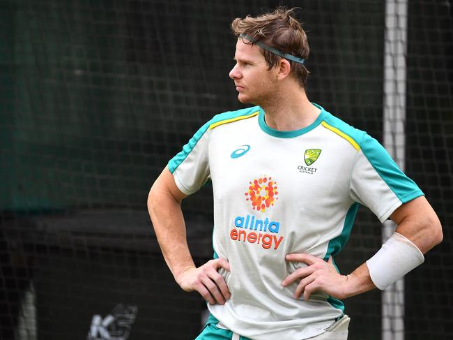 Australia's batsman Steve Smith watches his teammates during a training session ahead of the second cricket Test match against India, in Melbourne on December 25, 2020. (Photo by William WEST / AFP) / -- IMAGE RESTRICTED TO EDITORIAL USE - STRICTLY NO COMMERCIAL USE --