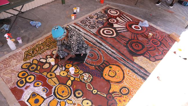 Kay Finn, at work on the Umoona Community Office verandah, APY Art Centre Collective workshops.
