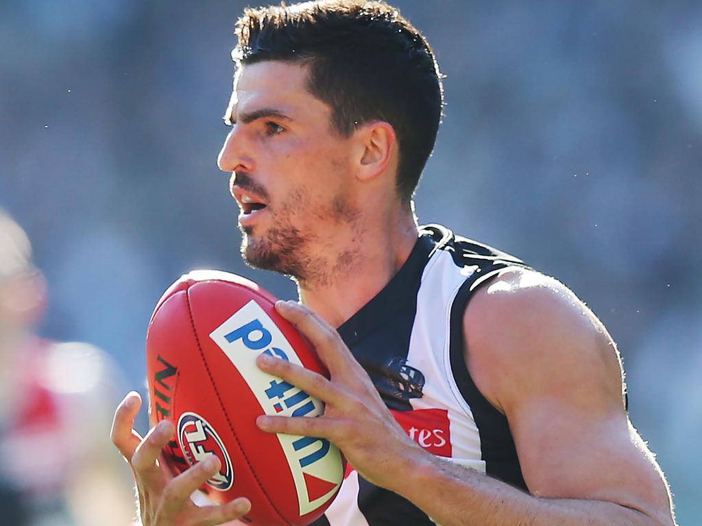 MELBOURNE, AUSTRALIA - MAY 18: Scott Pendlebury of the Magpies handballs past Dean Kent of the Saints during the round nine AFL match between the Collingwood Magpies and the St Kilda Saints at Melbourne Cricket Ground on May 18, 2019 in Melbourne, Australia. (Photo by Michael Dodge/Getty Images)