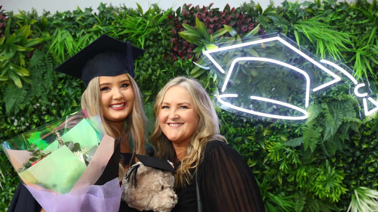 Deakin graduate Mia Belfield and mum Liesa. Picture: Alison Wynd