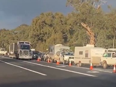 Long queues at the SA-Vic border as people rush to beat the Victorian lockdown. Picture: 9 News