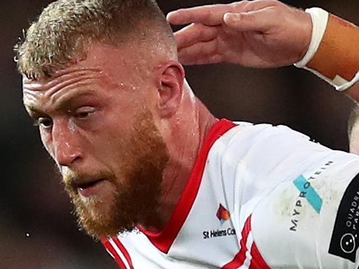 MANCHESTER, ENGLAND - OCTOBER 12: Luke Thompson of St Helens breaks past Josh Jones and Jackson Hastings of Salford Red Devils during Betfred Super League Grand Final between St Helens and Salford Red Devils at Old Trafford on October 12, 2019 in Manchester, England. (Photo by Clive Brunskill/Getty Images)