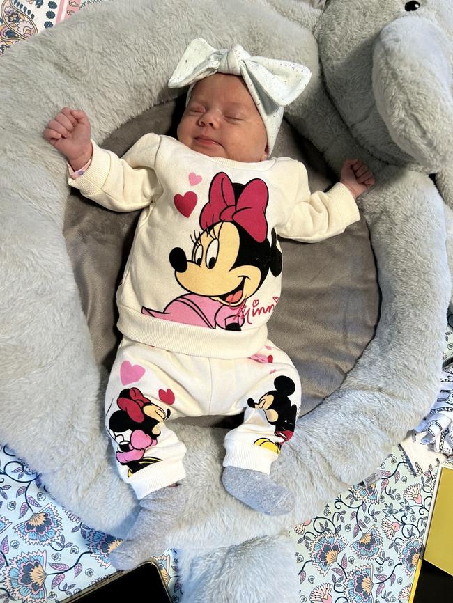 Harllow-Rai, Four weeks old. Little Harllow-Rai loves to wiggle all the time, she also loves to give smiles and the most amazing cuddles. Just recently we have started making all sorts of funny noises.