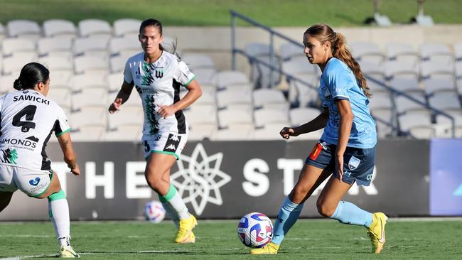 Teenager Indiana Dos Santos makes her A League Women's debut for Sydney FC