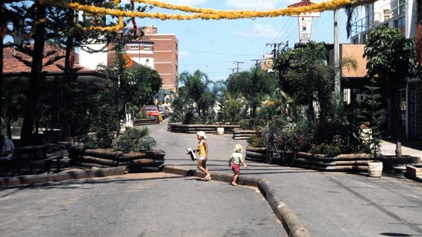 Children playing in Cavill Ave circa 1976.