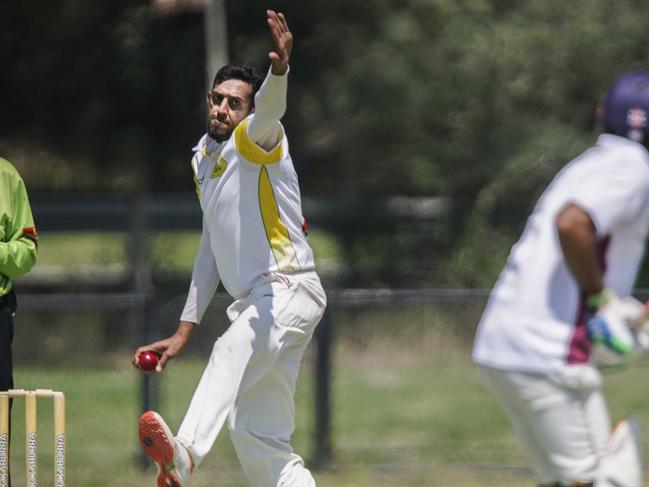 Adeel Hussain bowling for Tootgarook last season. He will coach Baxter in MPCA Provincial in 2020-21. Picture: Valeriu Campan