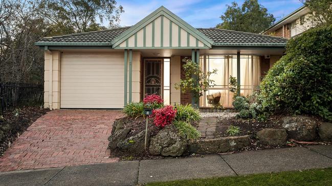 3 Gallery Gate Road, Yallambie, also goes to auction at 11am. Watch above.