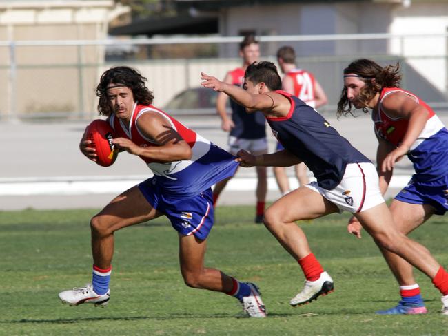 Wentworth's Zac Nelson shakes off Mildura's Jeremy Rodi. Picture: Glenn Milne