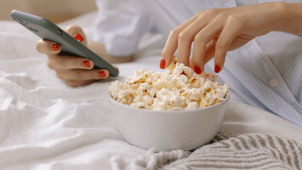 <h3><span>Popcorn</span></h3><p><span>Now, we are not talking pre-made popcorn, rather popping corn which costs just a few cents to pop your own, and creates a fibre and wholegrain snack that is extremely low in calories. </span></p><p><span>Not only is popping corn extremely cheap, but a nutritious snack and much, much cheaper than literally all packaged potato chips and supermarket snacks.</span></p>