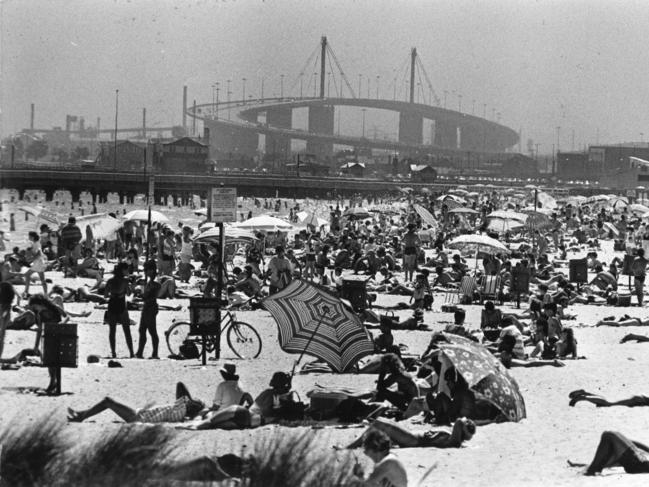 A big crowd at South Melbourne beach in 1986 with the bridge in the background.