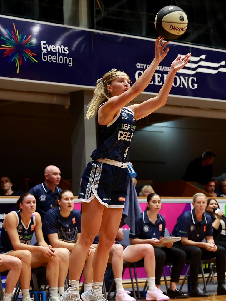 GEELONG, AUSTRALIA - OCTOBER 30: Jazmin Shelley of Geelong United shoots during the round one WNBL match between Geelong United and Townsville Fire at The Geelong Arena, on October 30, 2024, in Geelong, Australia. (Photo by Kelly Defina/Getty Images)